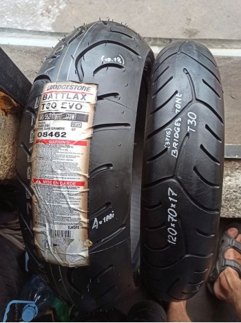 Шини для мотоцикла Bridgestone 180/55-17 і 120/70-17 T-30 TL